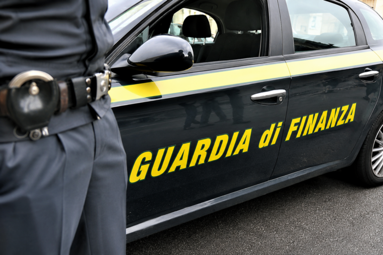 Maxi sequestro della Guardia di Finanza nel Barese: ritirati dal mercato circa 50mila prodotti illegali
