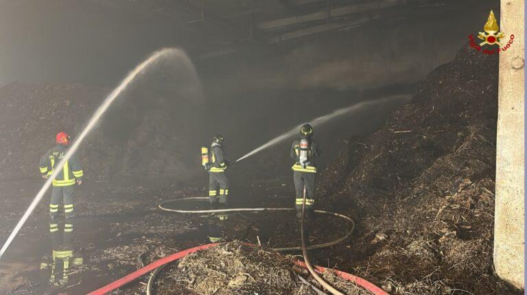 Monopoli, incendio alla Ital Green Energy: fumo fino al centro. Il Comune chiede verifiche sull’aria