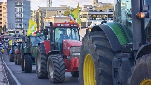 Agricoltura in ginocchio: 5.000 agricoltori e trattori in piazza a Bari, chiesto lo stato di crisi