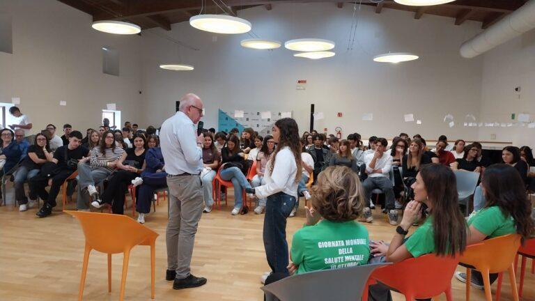 Giornata Mondiale della Salute Mentale: le classi del Polo Liceale di Monopoli protagoniste alla Biblioteca Rendella