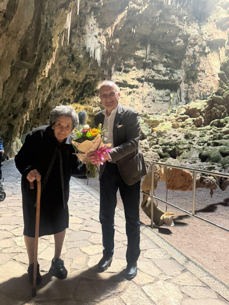 A 98 anni visita per la prima volta le Grotte di Castellana: il sogno di nonna Maria Giuseppa