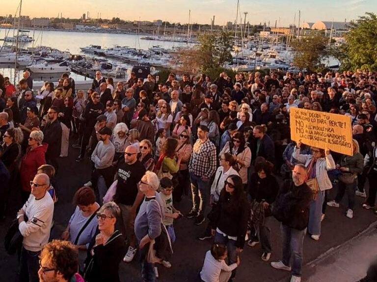 Taranto in piazza: in migliaia chiedono la chiusura dell'ex ILVA, le bonifiche e la riconversione verde