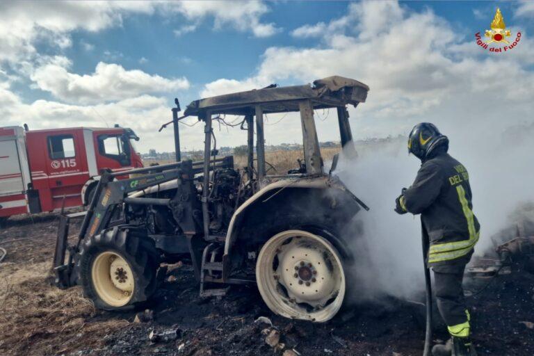 Trattore in fiamme durante i lavori nei campi: incendio devasta un ettaro di vegetazione